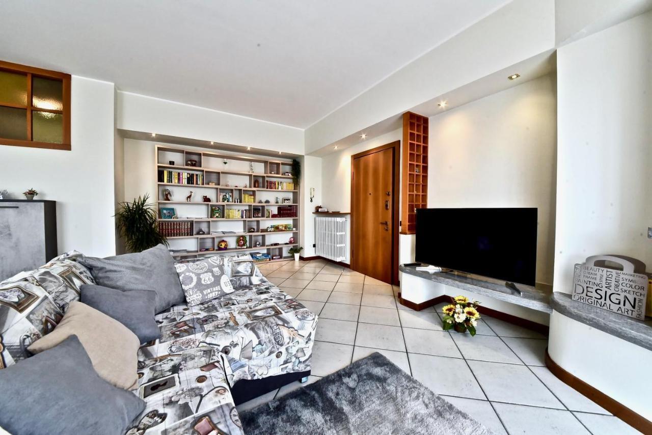 Modern Apartment Halfway Between Milan And Como Cogliate Extérieur photo